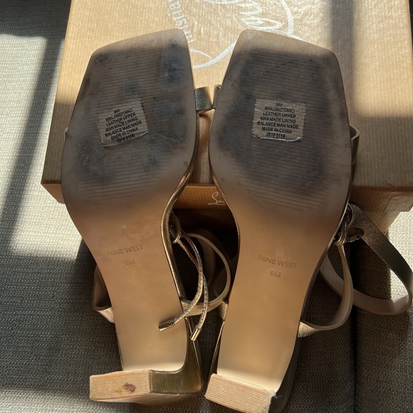NINE WEST GOLD HEELS - Picture 6 of 6